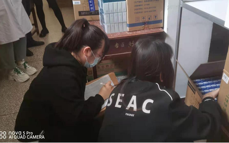 1681703665673018215.png 圖為審計人員抽盤藥品庫1.png